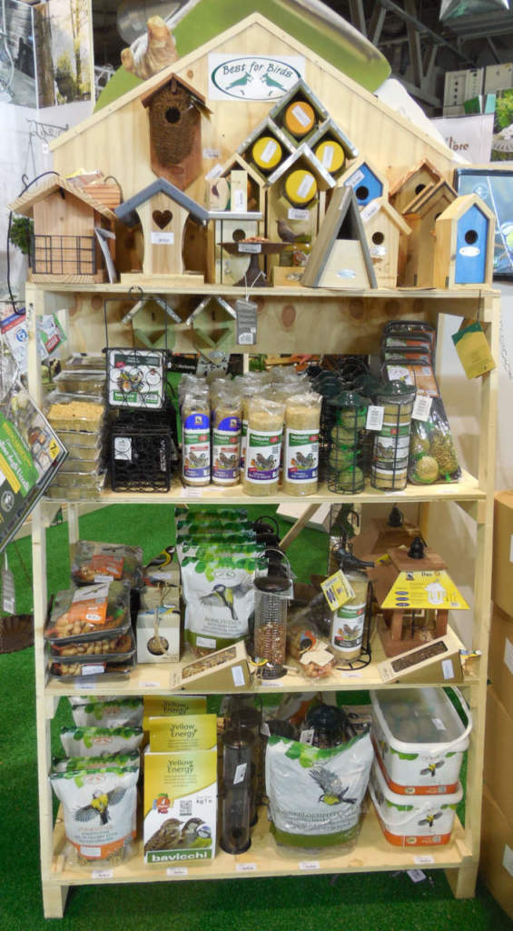 Assortimento di prodotti per gli uccellini