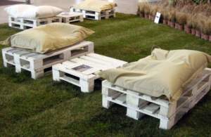 ecosostenibilità; pallet come divani e tavolini