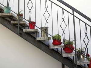 rinnovare giardino vasi scala